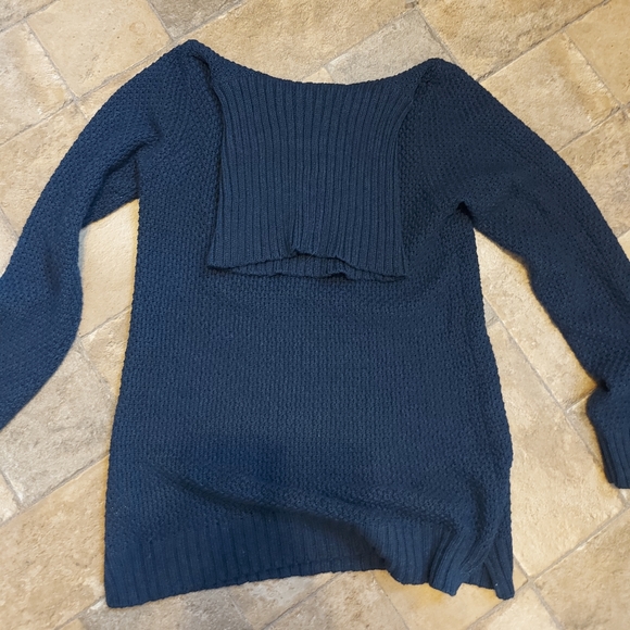 A blue turtleneck sweater - Picture 3 of 3
